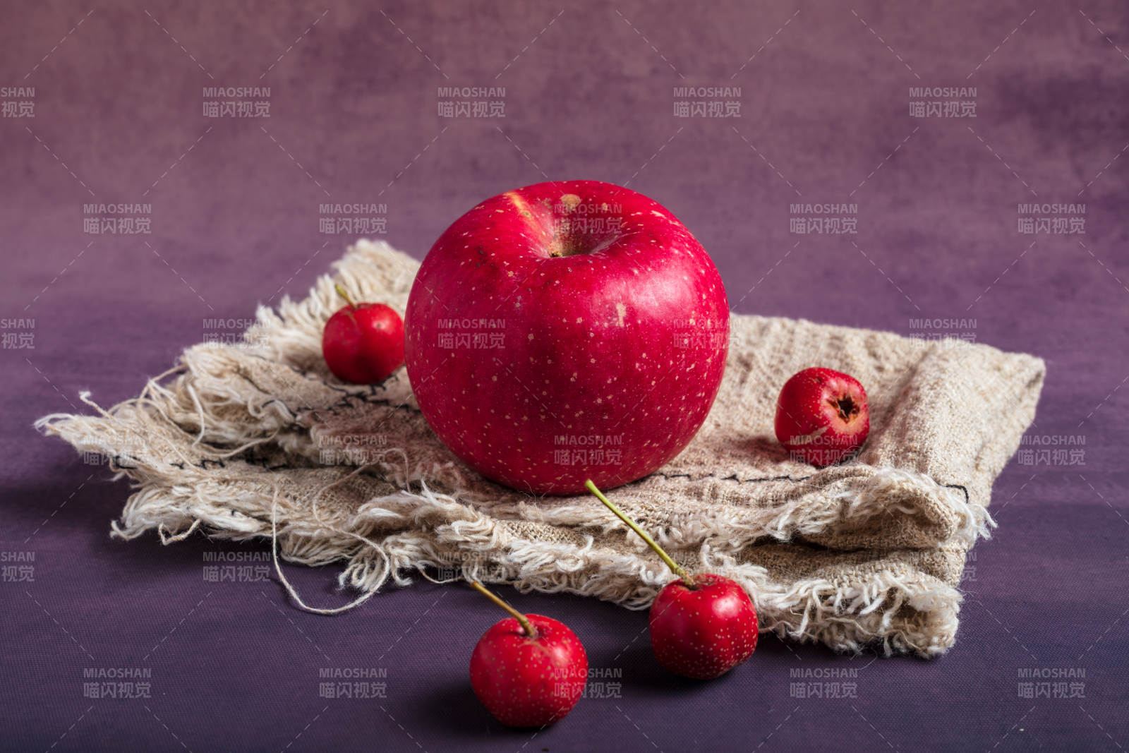 红苹果与小樱桃图片