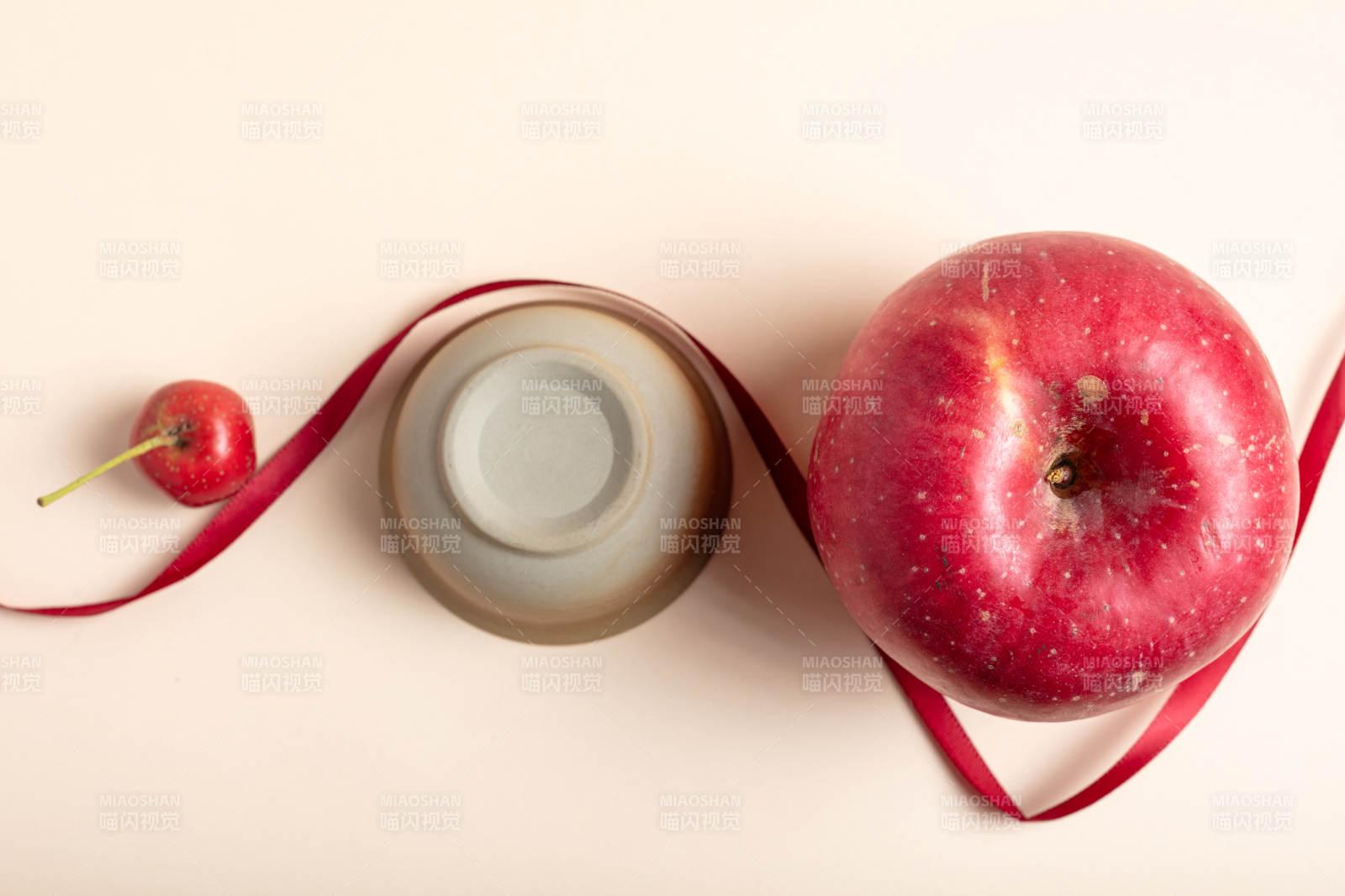 苹果与茶杯静物图片