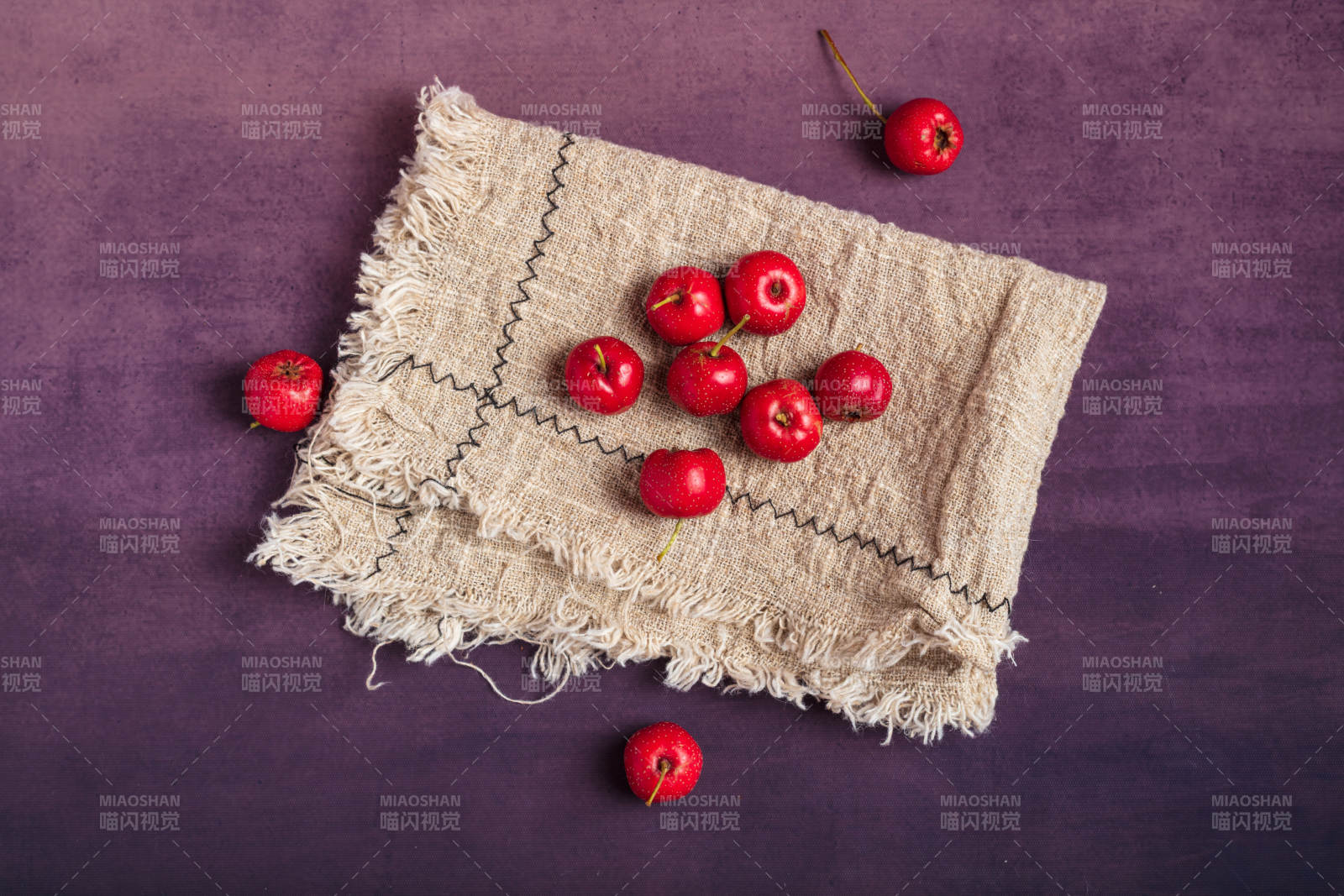 山楂布巾静物图图片