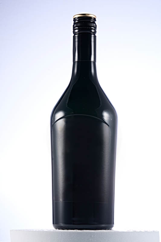 白色背景下精致酒瓶展示图片