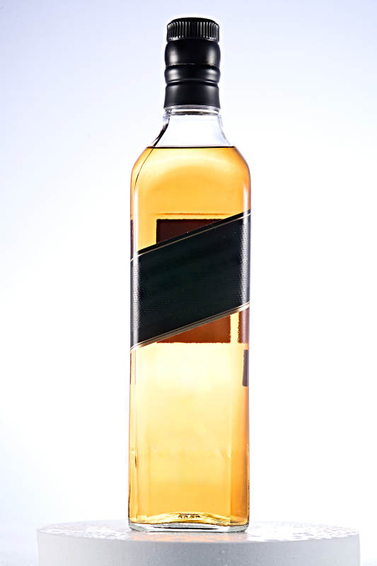 白色背景下精致酒瓶展示图片