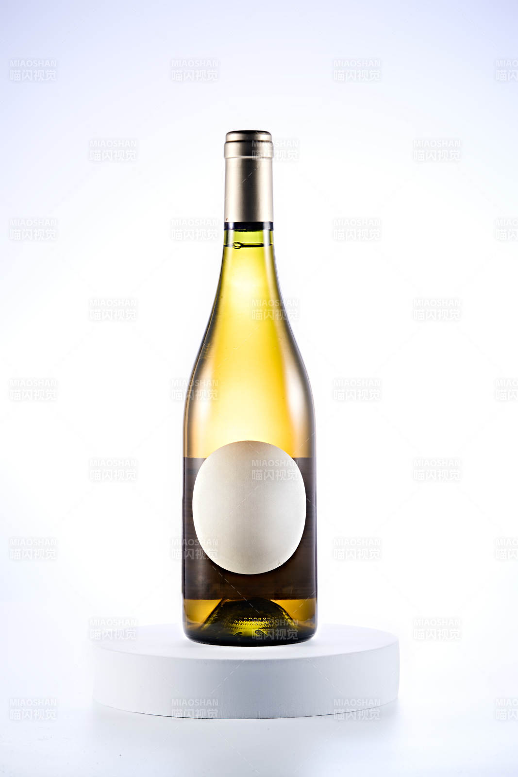 白色背景下精致酒瓶展示图片