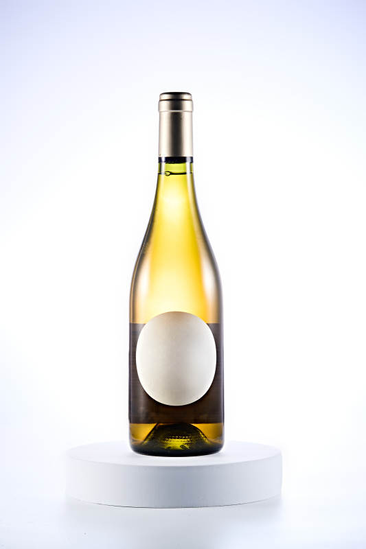 白色背景下精致酒瓶展示图片