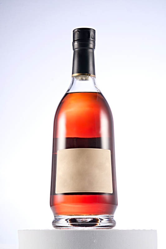 白色背景下精致酒瓶展示图片