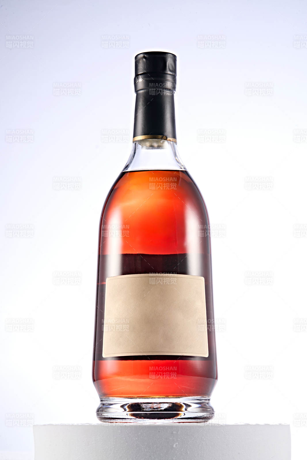 白色背景下精致酒瓶展示图片