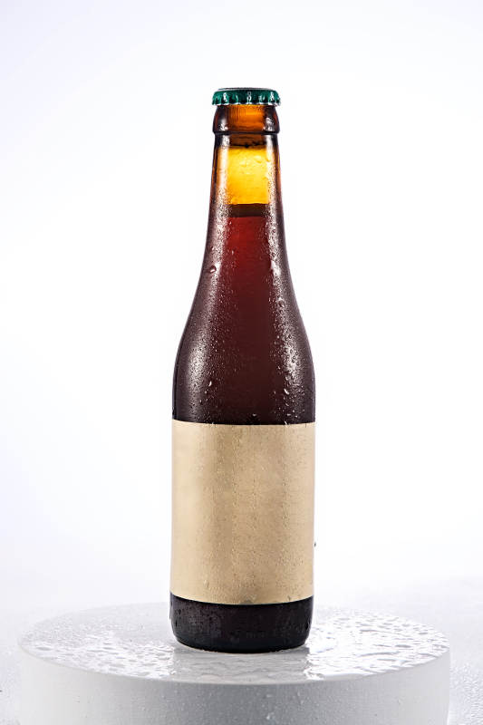 白色背景下精致酒瓶展示图片