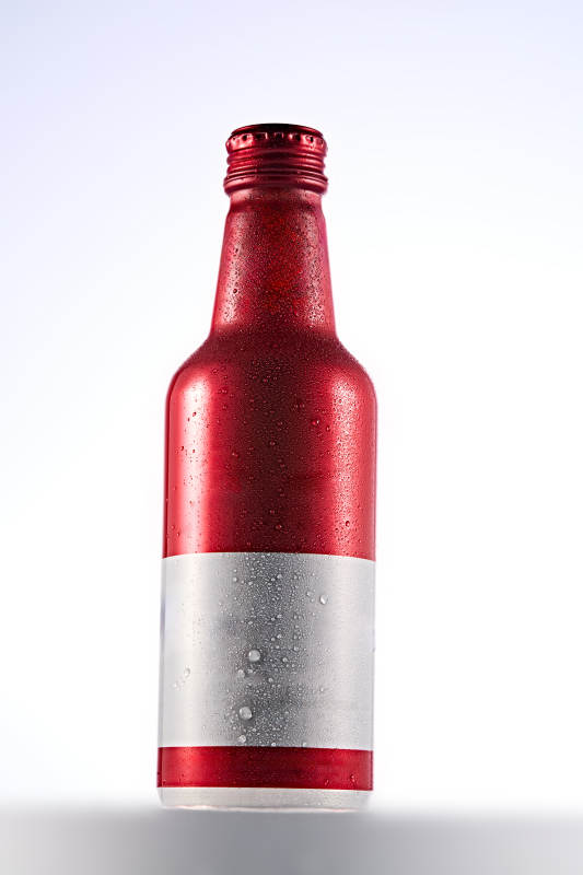 白色背景下精致酒瓶展示图片