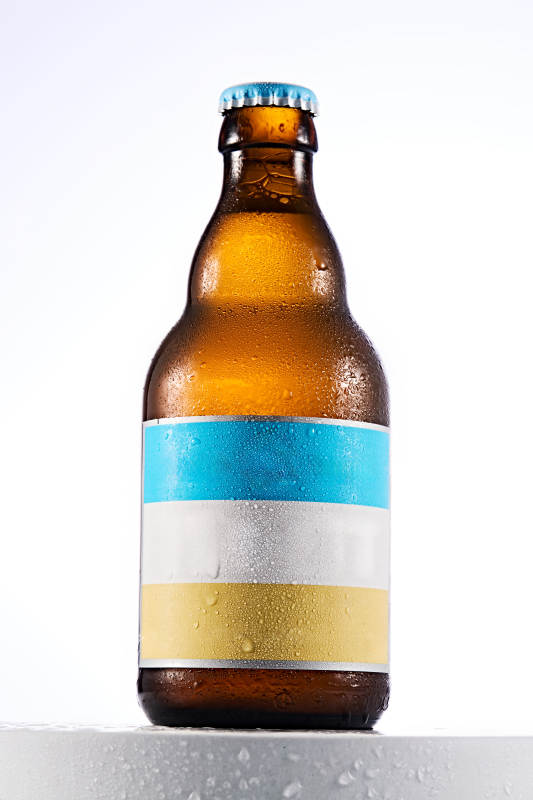 白色背景下精致酒瓶展示图片