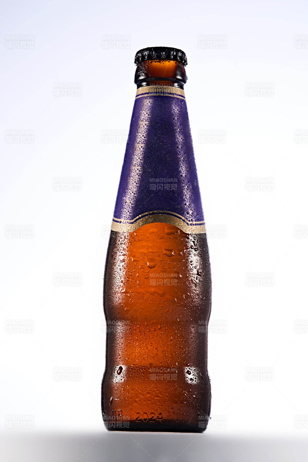 白色背景下精致酒瓶展示图片