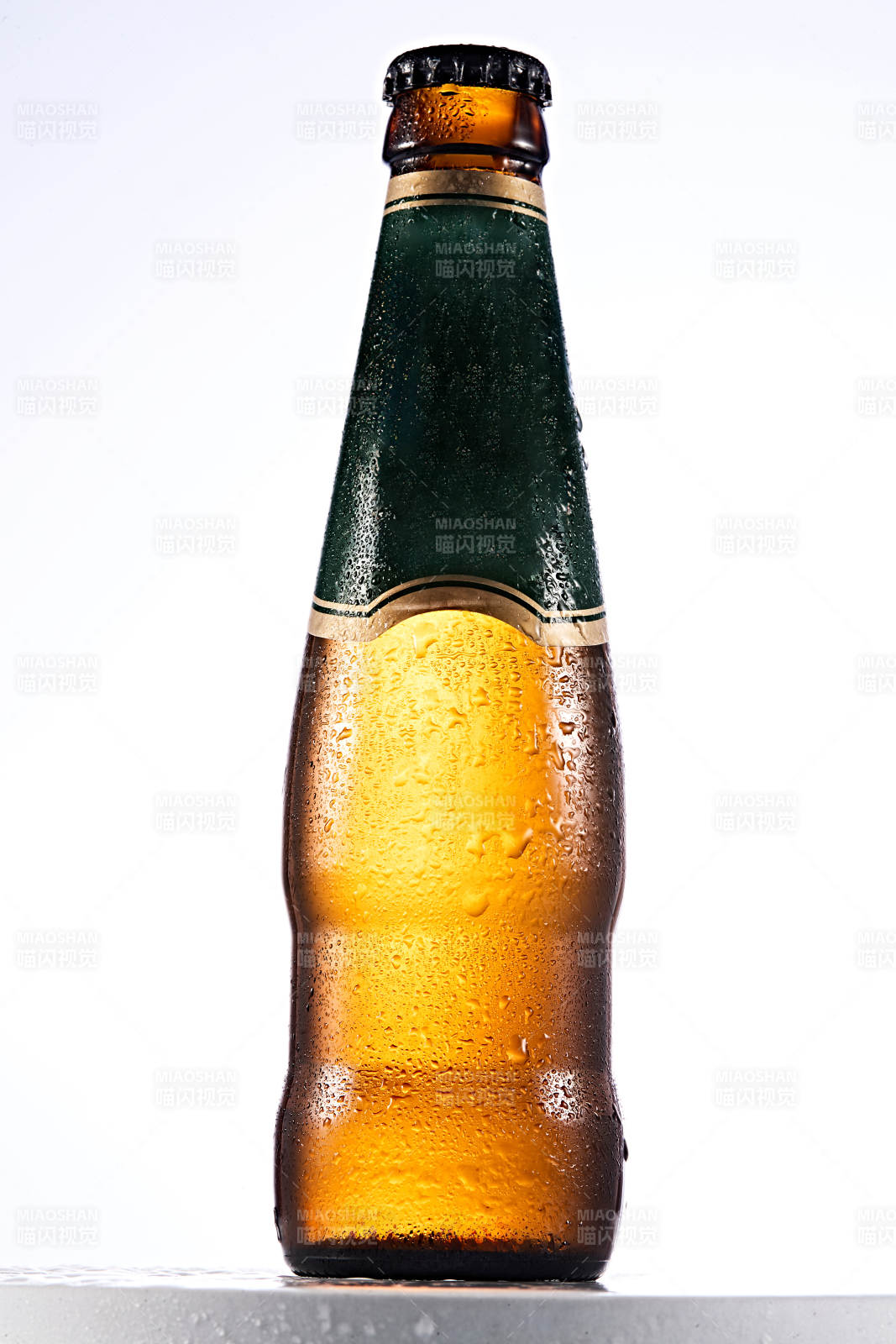 白色背景下精致酒瓶展示图片