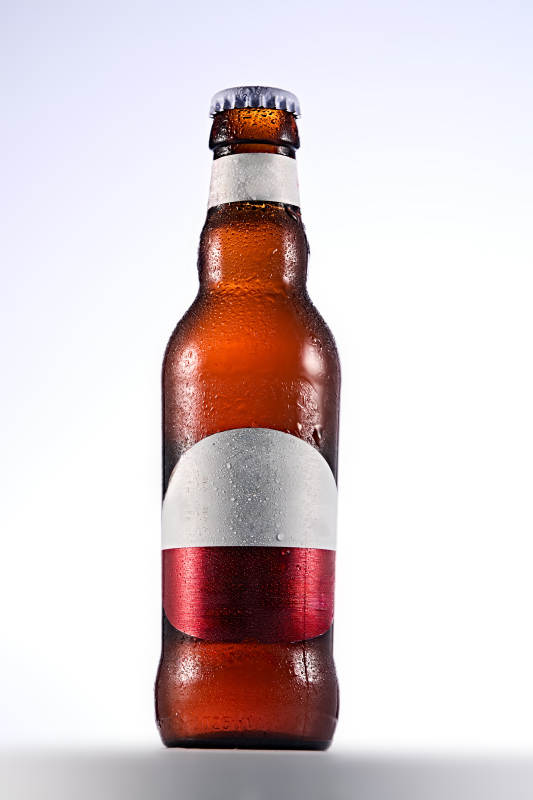 白色背景下精致酒瓶展示图片