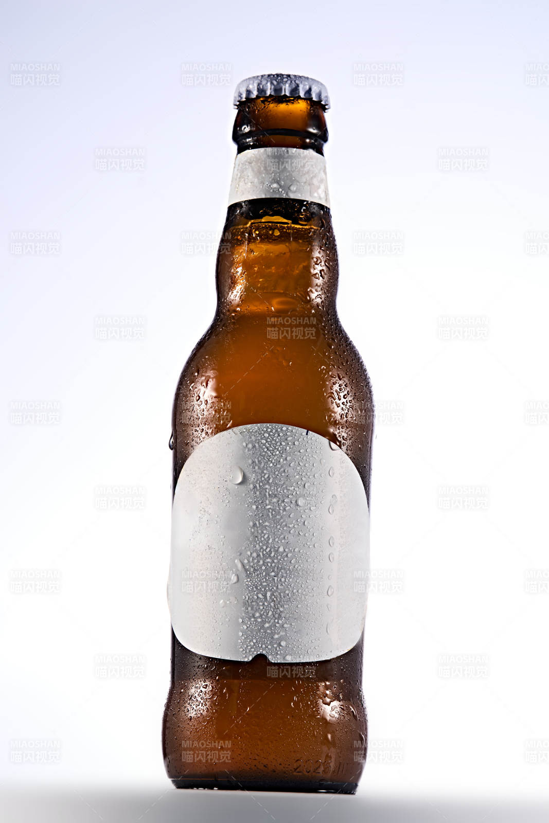 白色背景下精致酒瓶展示图片