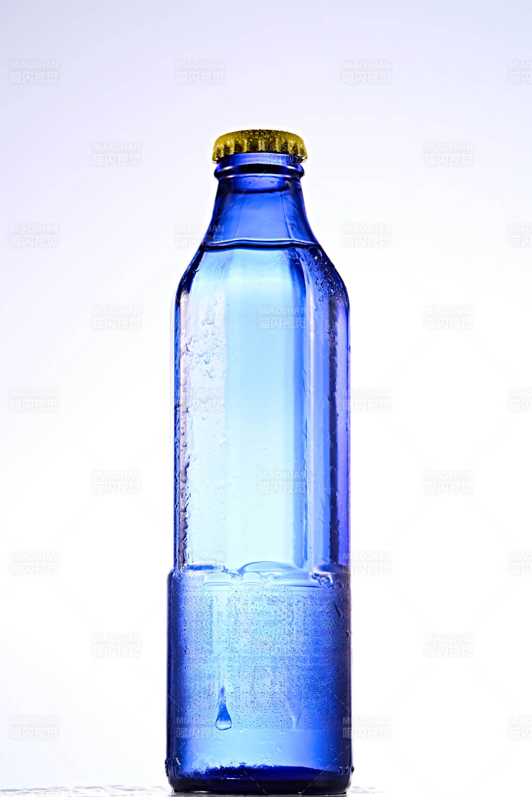 白色背景下精致酒瓶展示图片