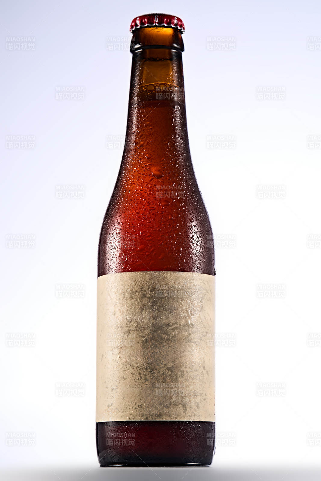 白色背景下精致酒瓶展示图片