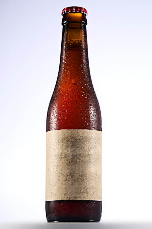 白色背景下精致酒瓶展示图片