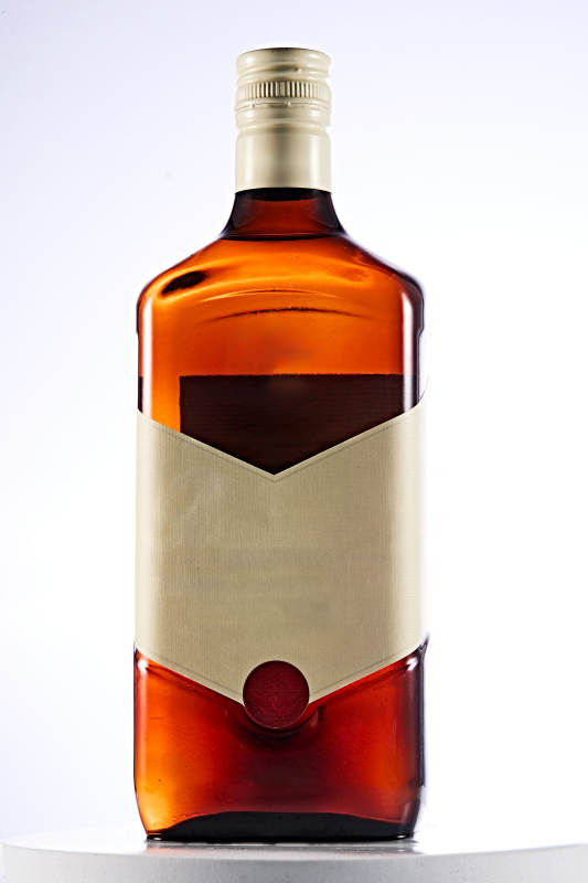 白色背景下精致酒瓶展示图片