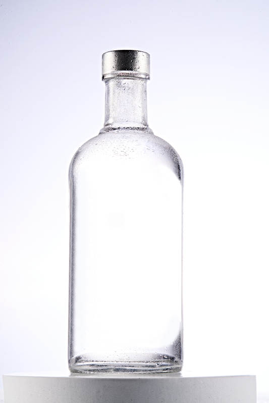 白色背景下精致酒瓶展示图片