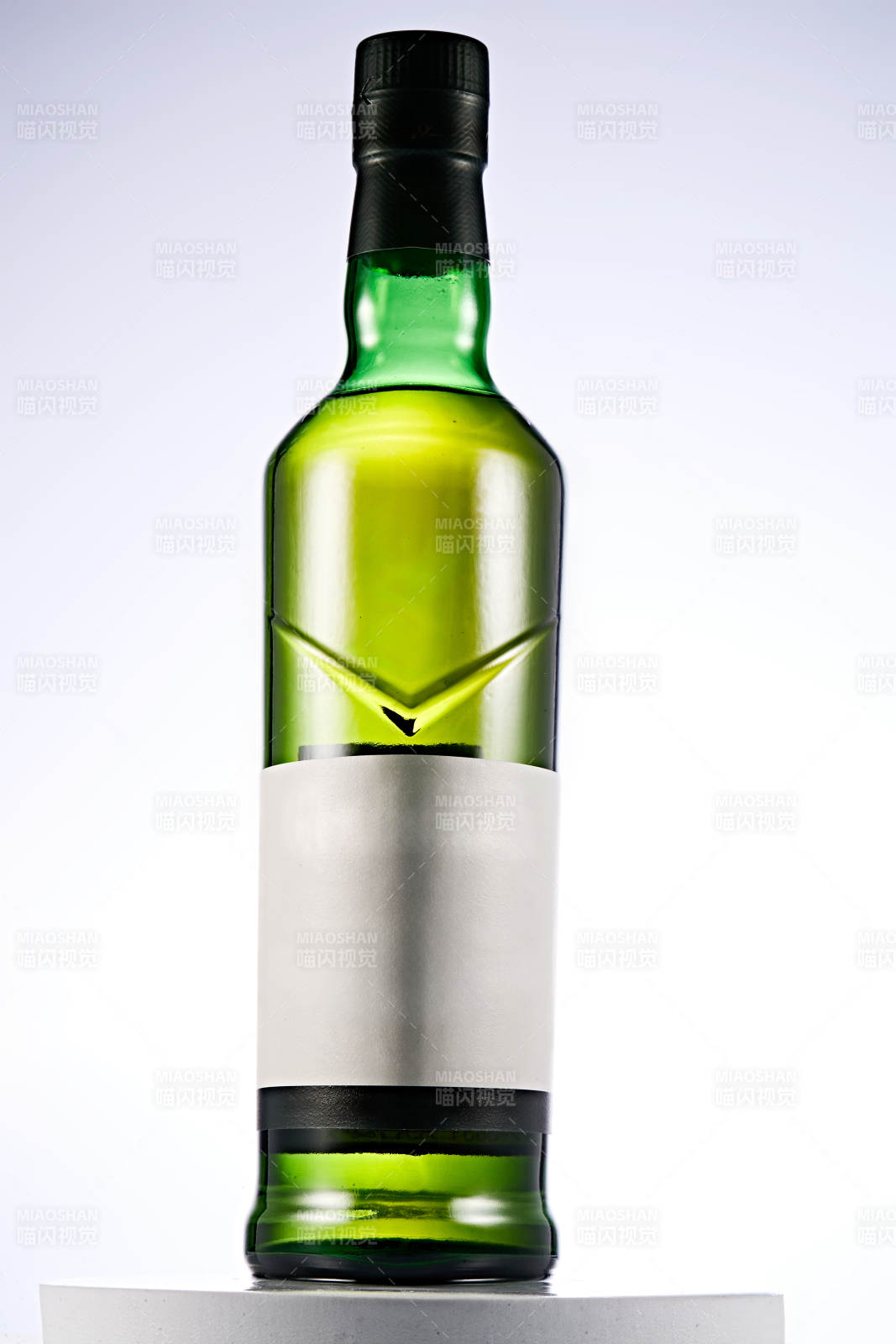 白色背景下精致酒瓶展示图片
