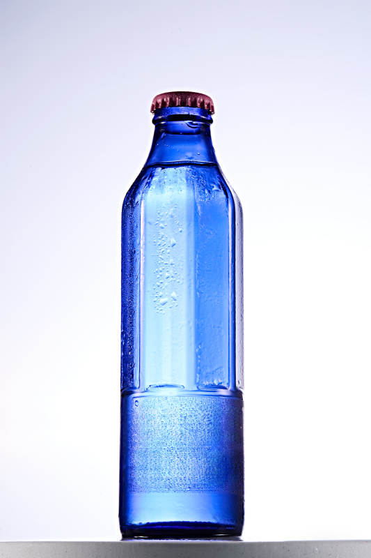 白色背景下精致酒瓶展示图片