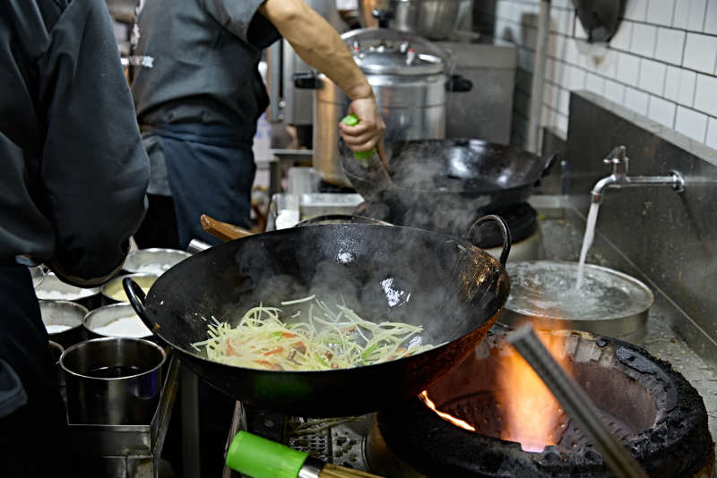 人与食物紧张忙碌的中餐厨房图片