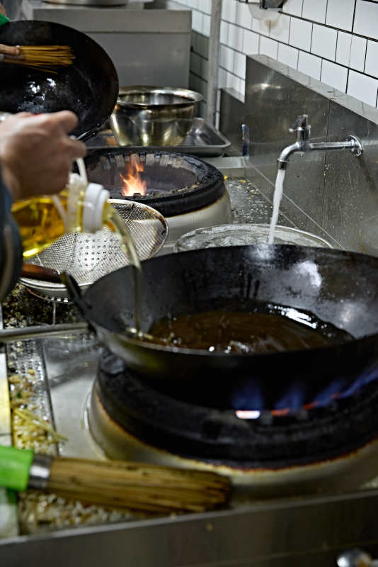 酒吧夜店进行才艺表演的双人DJ组合图片