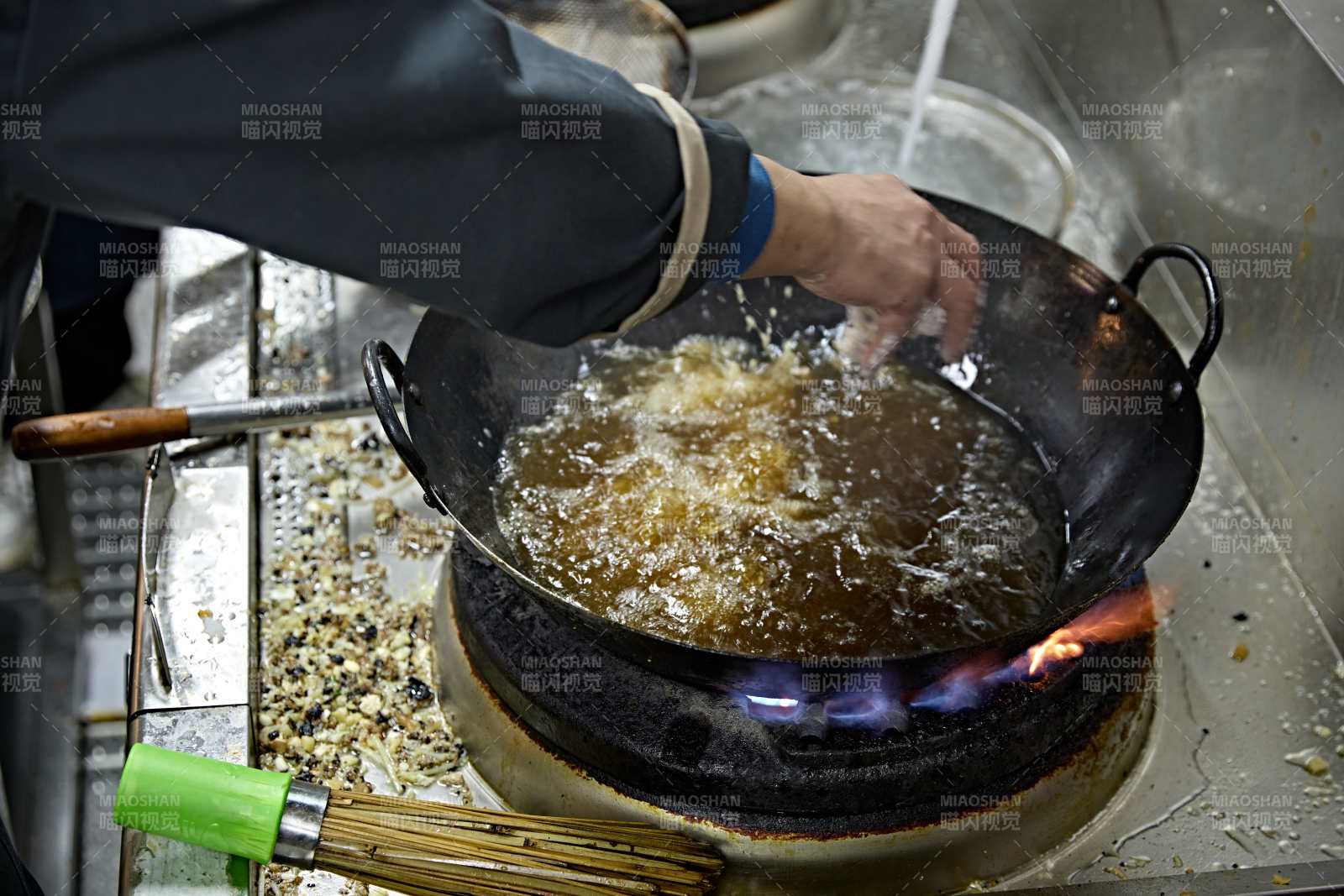 酒吧夜店进行才艺表演的双人DJ组合图片