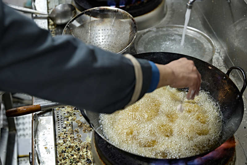 酒吧夜店进行才艺表演的双人DJ组合图片