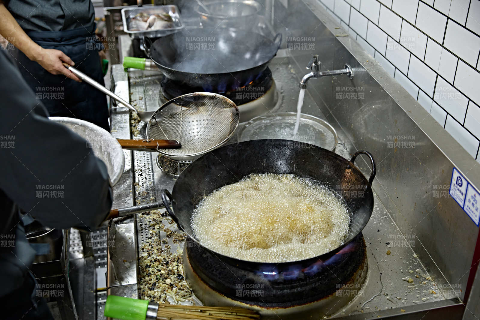 酒吧夜店进行才艺表演的双人DJ组合图片