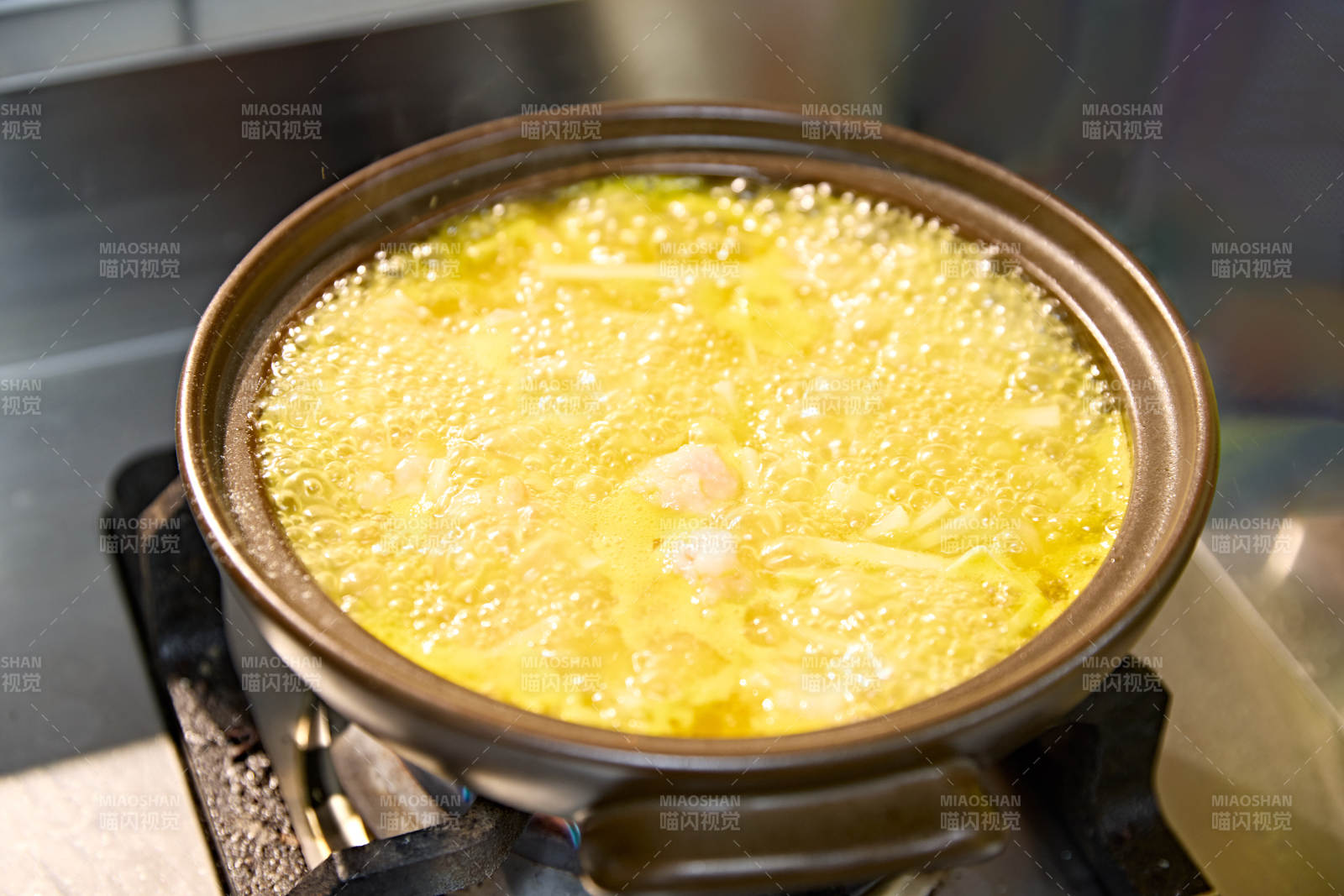 正在制作中的砂锅酸汤笋丝鲜虾丸图片