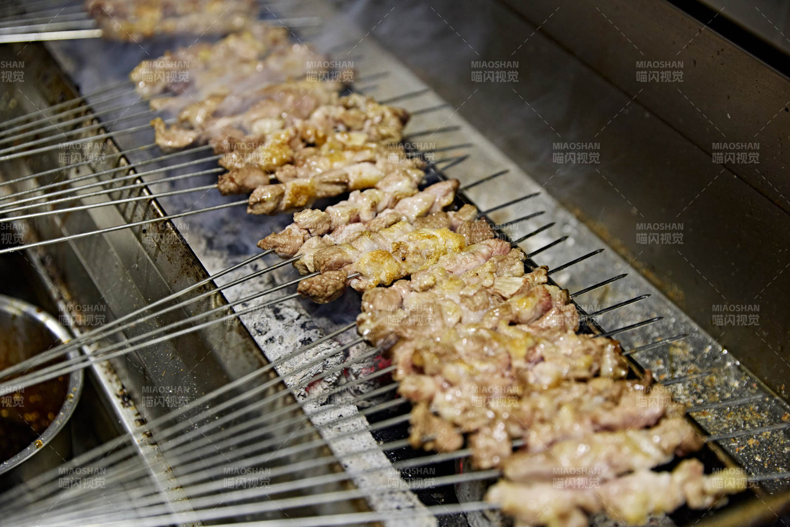 酒吧夜店进行才艺表演的双人DJ组合图片