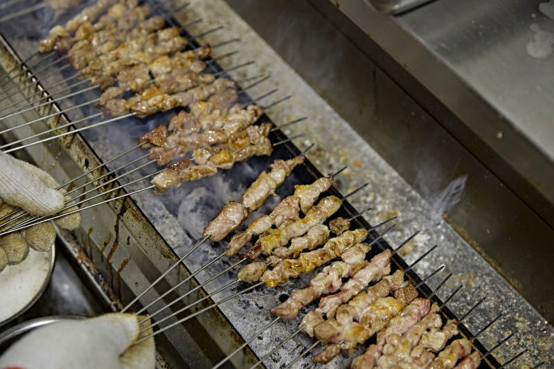 酒吧夜店进行才艺表演的双人DJ组合图片