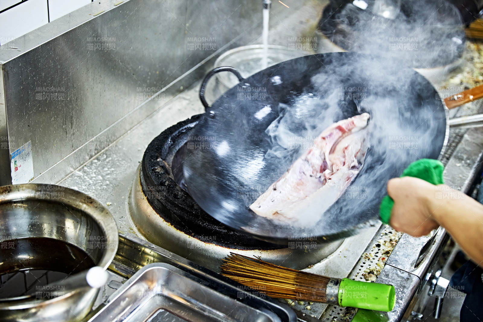 人与食物紧张忙碌的中餐厨房图片