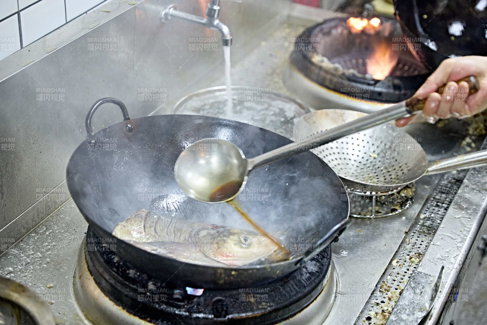 酒吧夜店进行才艺表演的双人DJ组合图片