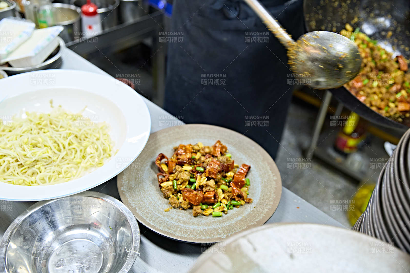 酒吧夜店进行才艺表演的女性歌手图片