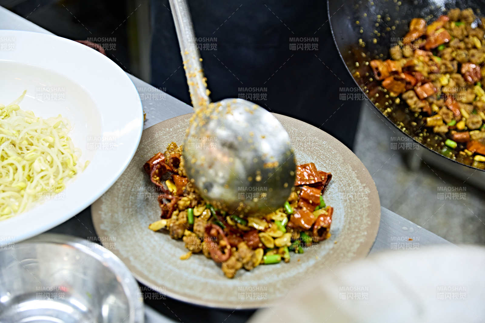 人与食物紧张忙碌的中餐厨房炒制辣子鸡丁图片