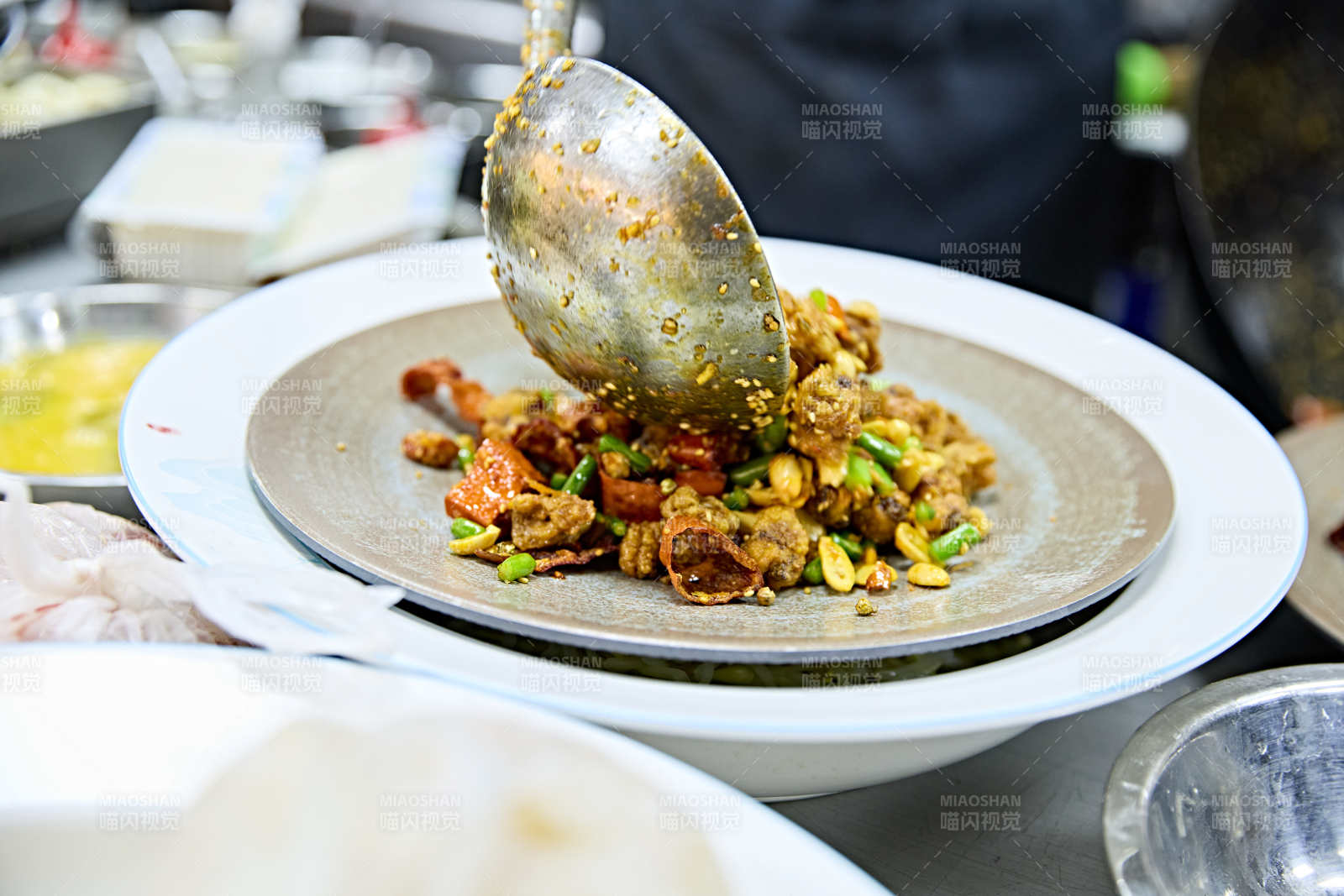 人与食物紧张忙碌的中餐厨房炒制辣子鸡丁图片