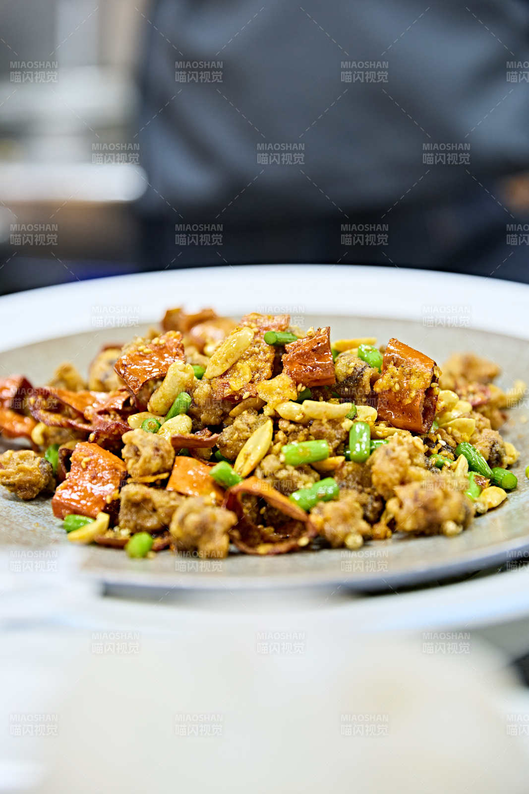 人与食物紧张忙碌的中餐厨房炒制辣子鸡丁图片
