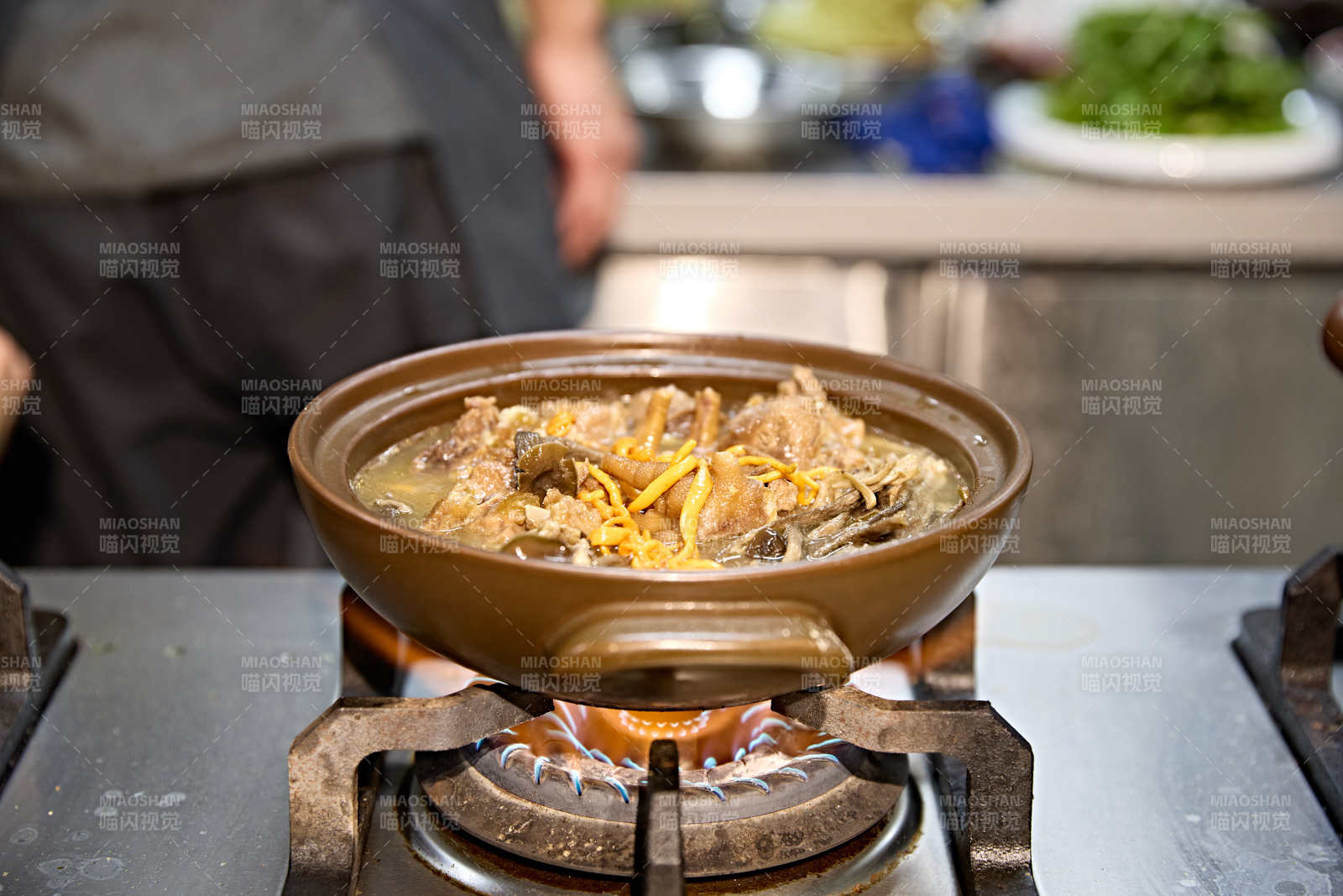 人与食物紧张忙碌的中餐厨房炒制辣子鸡丁图片