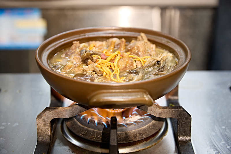 人与食物紧张忙碌的中餐厨房炒制辣子鸡丁图片