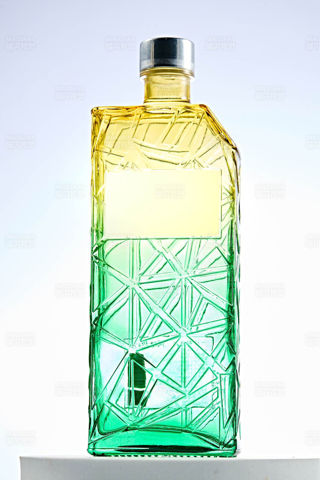 白色背景下精致酒瓶展示图片