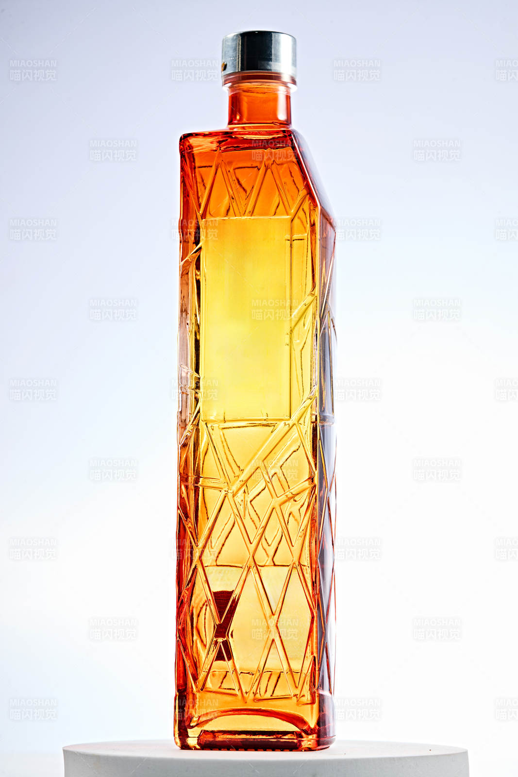 白色背景下精致酒瓶展示图片