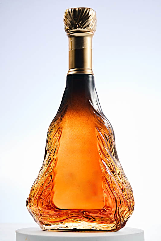 白色背景下精致酒瓶展示图片