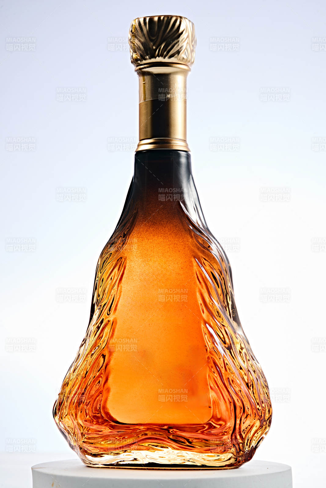 白色背景下精致酒瓶展示图片