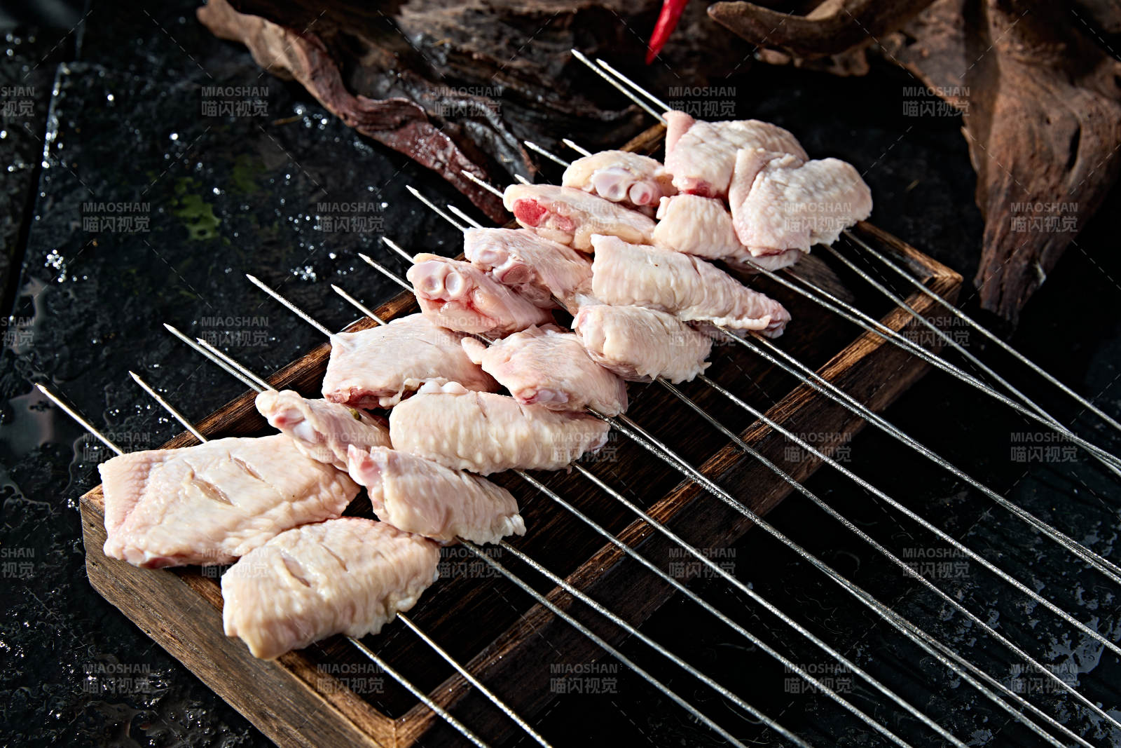 美味烧烤食材生烤鸡翅中图片