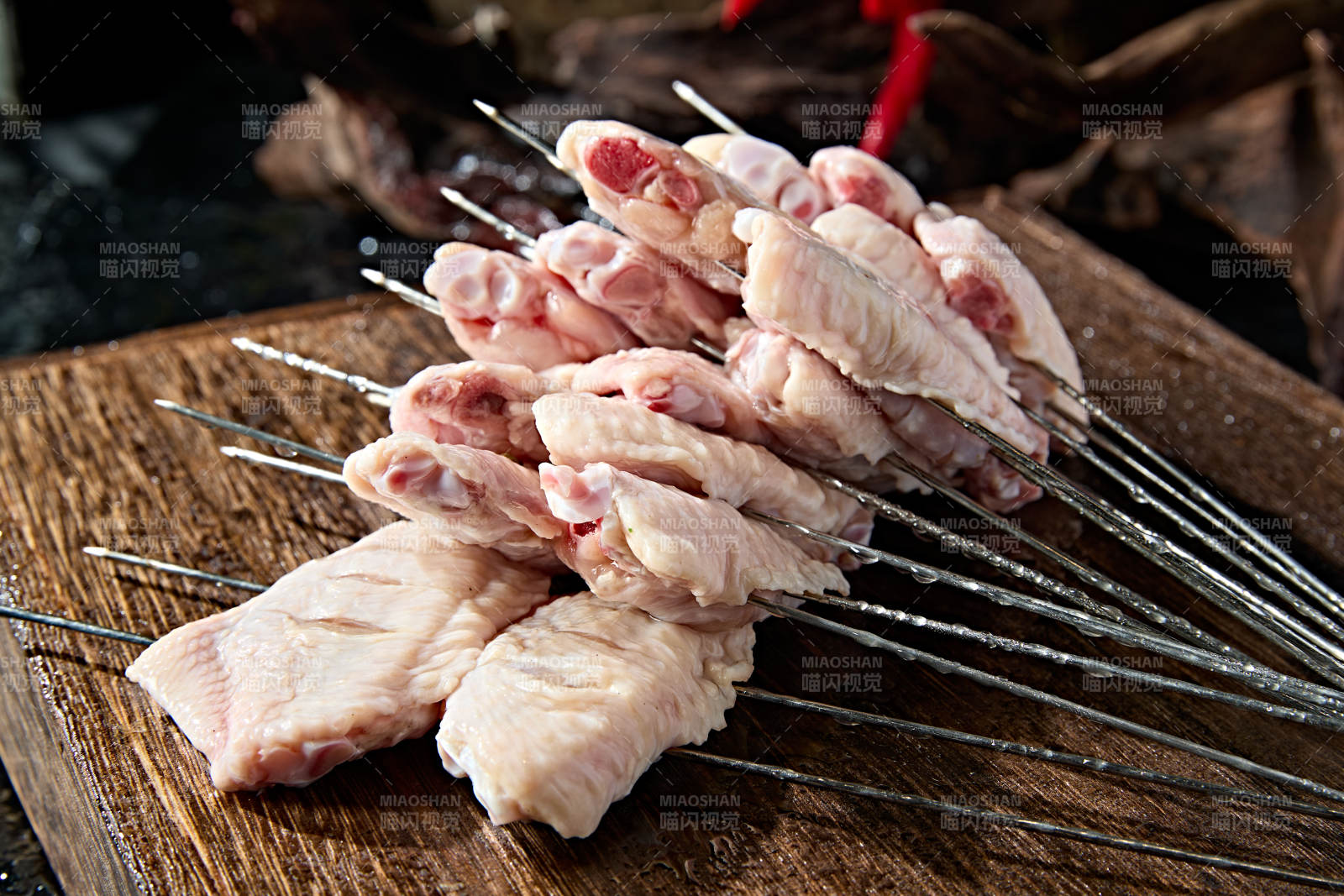 美味烧烤食材生烤鸡翅中图片