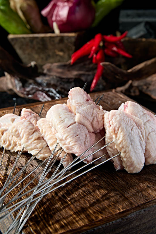 美味烧烤食材生烤鸡翅中图片