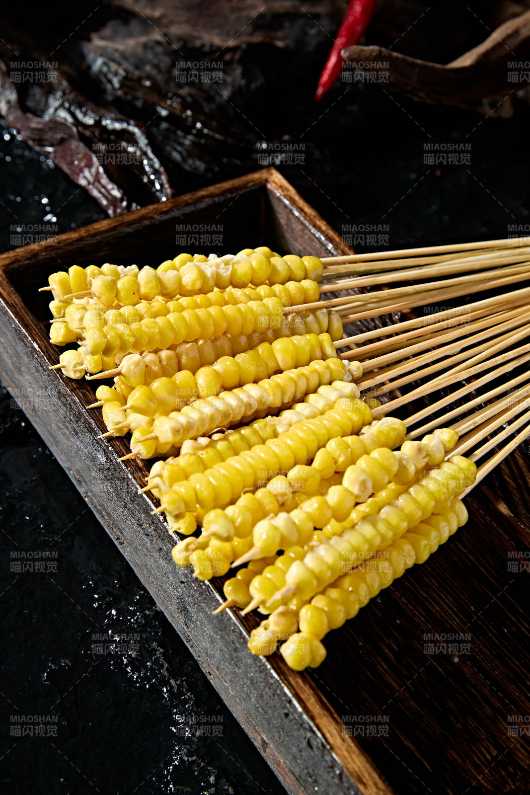 风味炭烤嫩玉米串图片