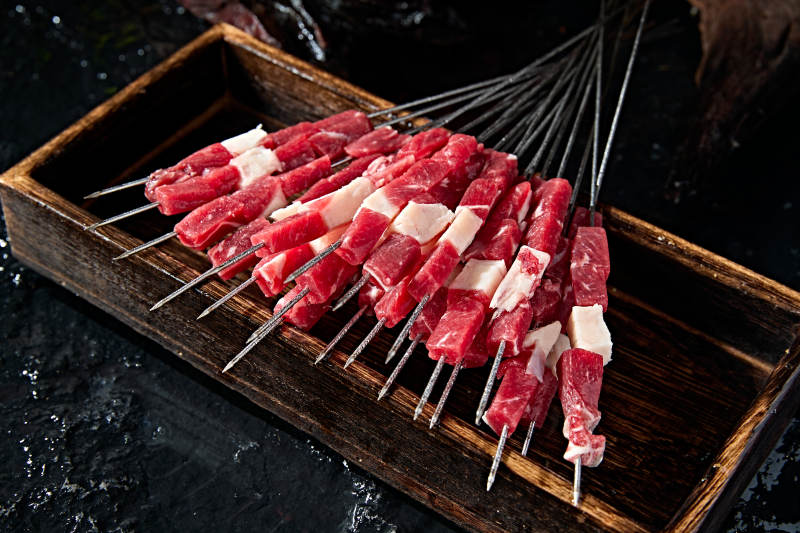丹东特色烧烤生鲜牛肉串图片