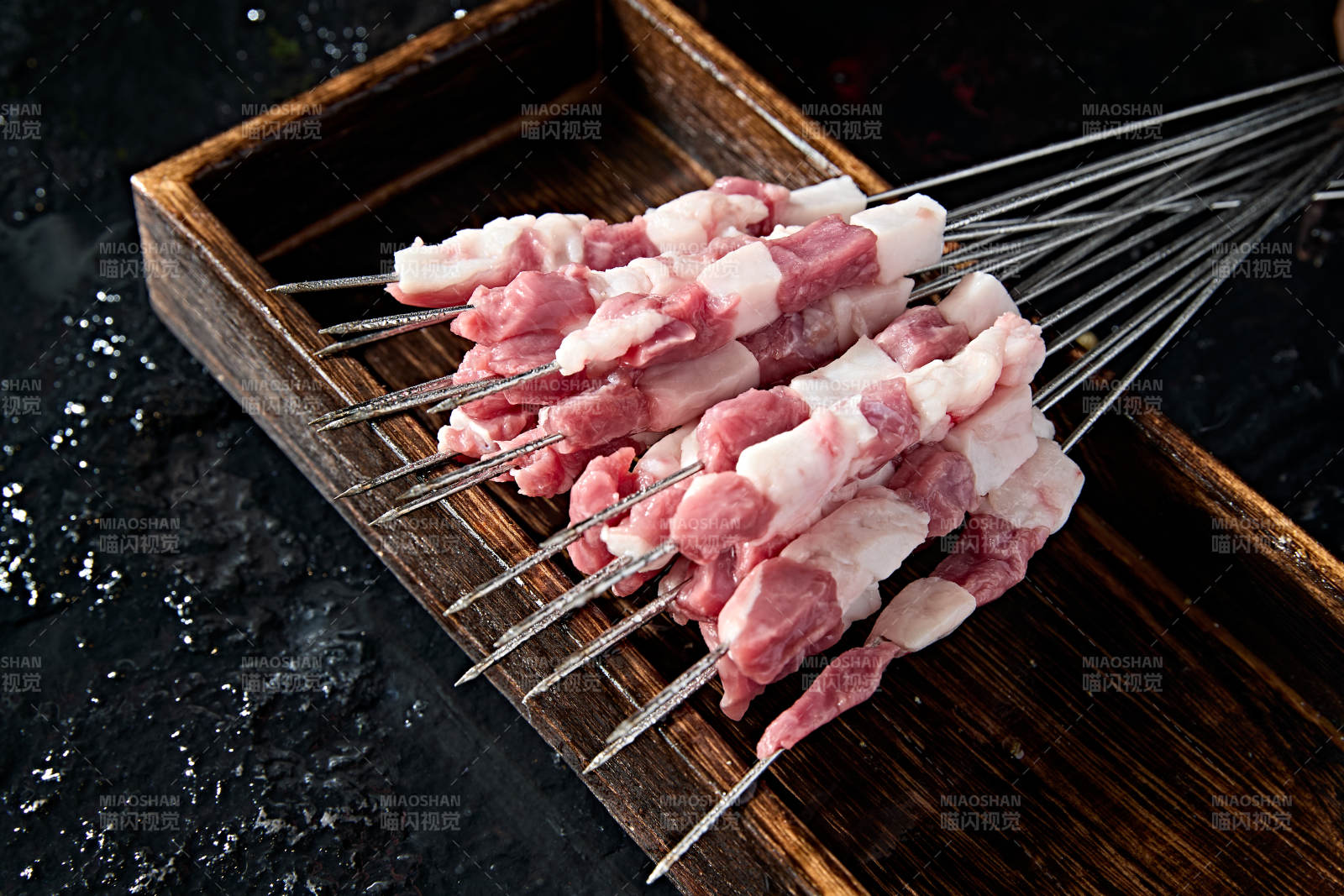 美味烧烤生鲜羊肉穿制的鲜羊肉串图片