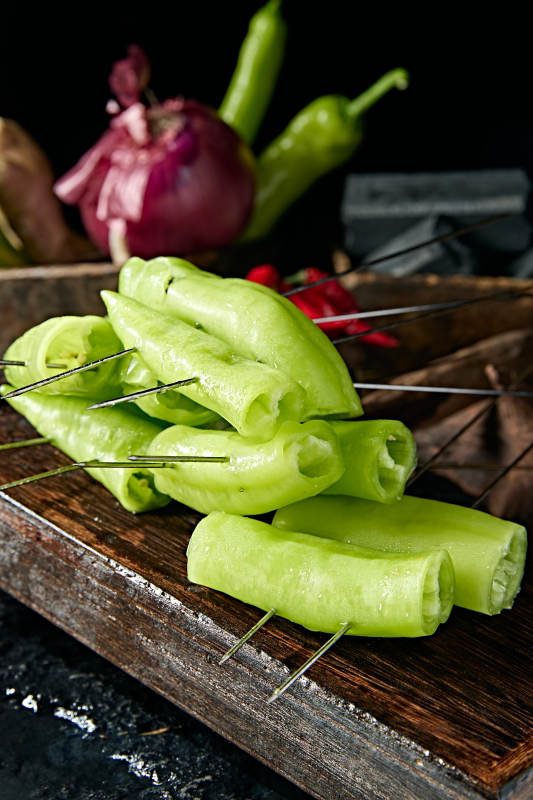 美味烧烤食材炭烤青辣椒图片